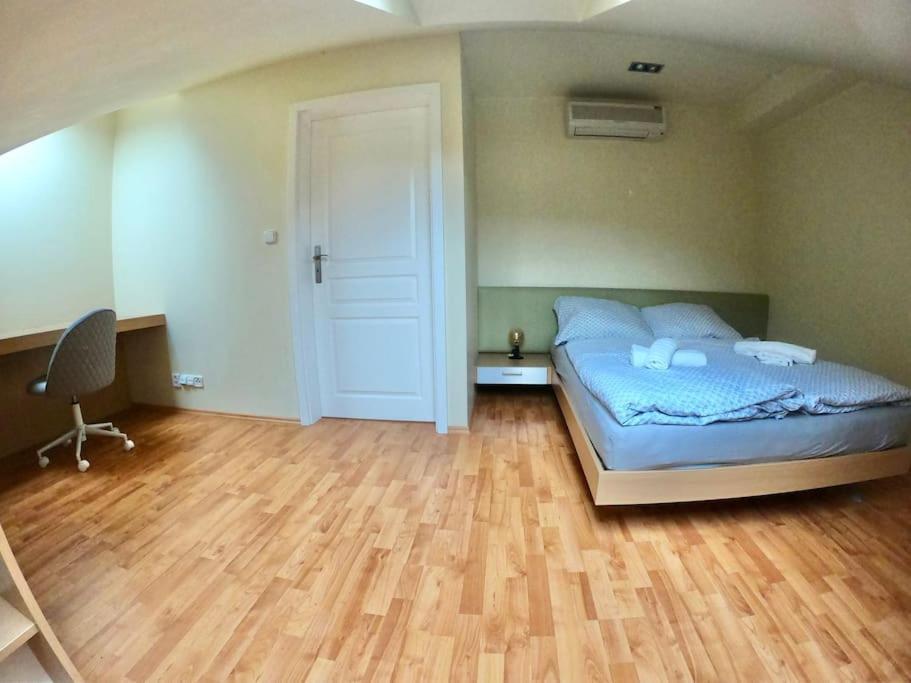 Huge Two Floor Apartment On The Park Colonnade With Free Parking For One Car, 160 Sqm Karlsbad Buitenkant foto